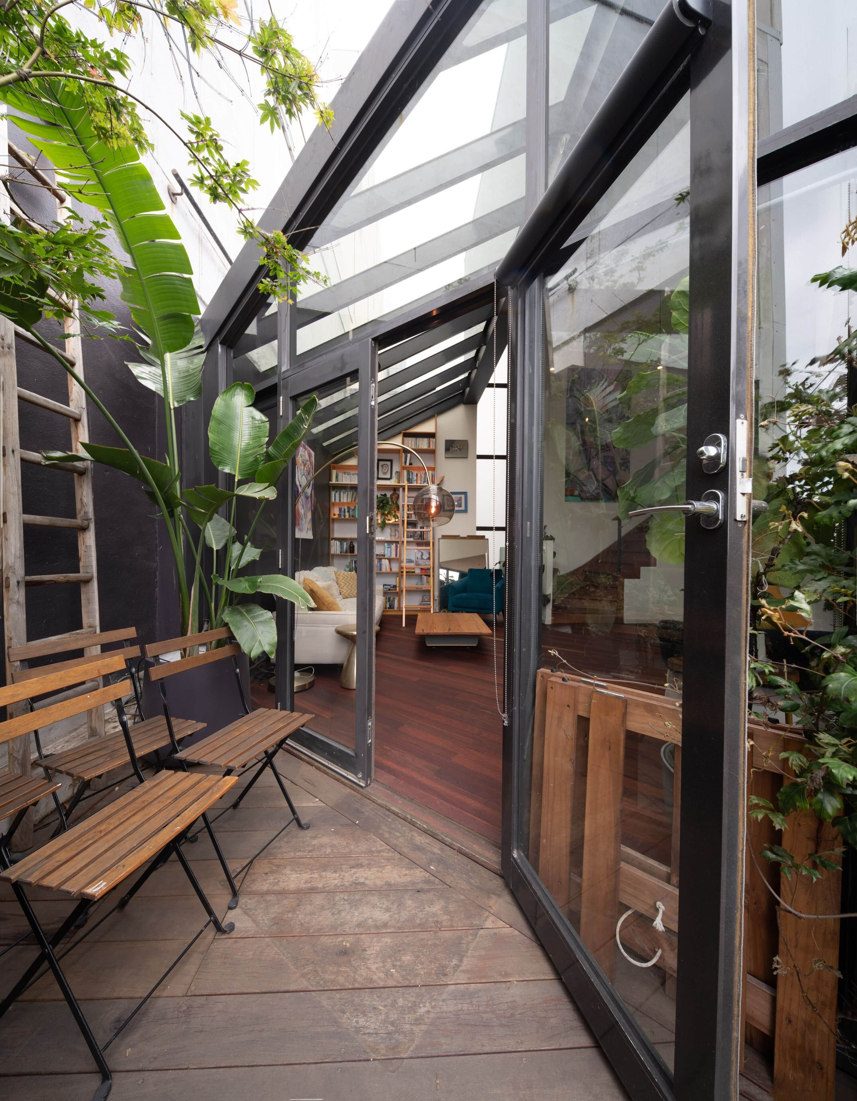 المنشأة من الداخل