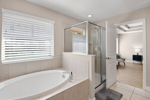 Shower, hair dryer, towels, soap - North Hyde Park Retreat • 11 Beds • Hot Tub • Putting Green • Sleeps 18 (Tampa)