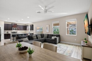 Smart TV - North Hyde Park Retreat • 11 Beds • Hot Tub • Putting Green • Sleeps 18 (Tampa)