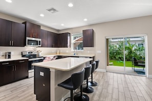 Fridge, microwave, oven, stovetop - North Hyde Park Retreat • 11 Beds • Hot Tub • Putting Green • Sleeps 18 (Tampa)