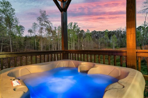 NEW! 12BR, Pool, Hot Tub, Sleeps 26