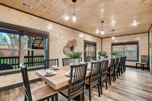 NEW! 12BR, Pool, Hot Tub, Sleeps 26