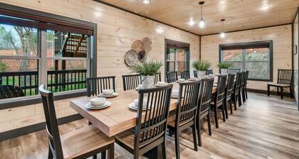 NEW! 12BR, Pool, Hot Tub, Sleeps 26