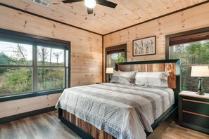12 bedrooms, iron/ironing board, WiFi, bed sheets - NEW! 12BR, Pool, Hot Tub, Sleeps 26 (Sevierville)