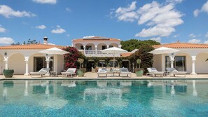 A heated pool - Luxury villa in excellent central Algarve location (Quarteira)