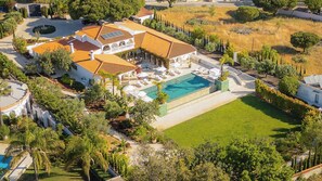Exterior - Luxury villa in excellent central Algarve location (Quarteira)