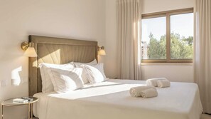 8 bedrooms, iron/ironing board, travel cot, free WiFi - Luxury villa in excellent central Algarve location (Quarteira)