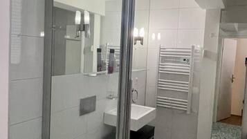 SĂšche-cheveux, serviettes fournies, savon, shampoing