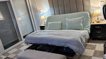 7 quartos, escrivaninha, ferros/tábuas de passar roupa, berço de viagem