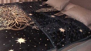 Un dormitorio con cama, una mesita de noche y aire acondicionado instalado en la pared.