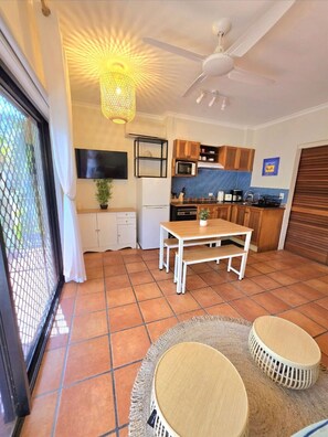 Fridge, microwave, stovetop, dishwasher - Beach Apartment close to Town (Port Douglas)
