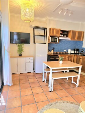 Fridge, microwave, stovetop, dishwasher - Beach Apartment close to Town (Port Douglas)