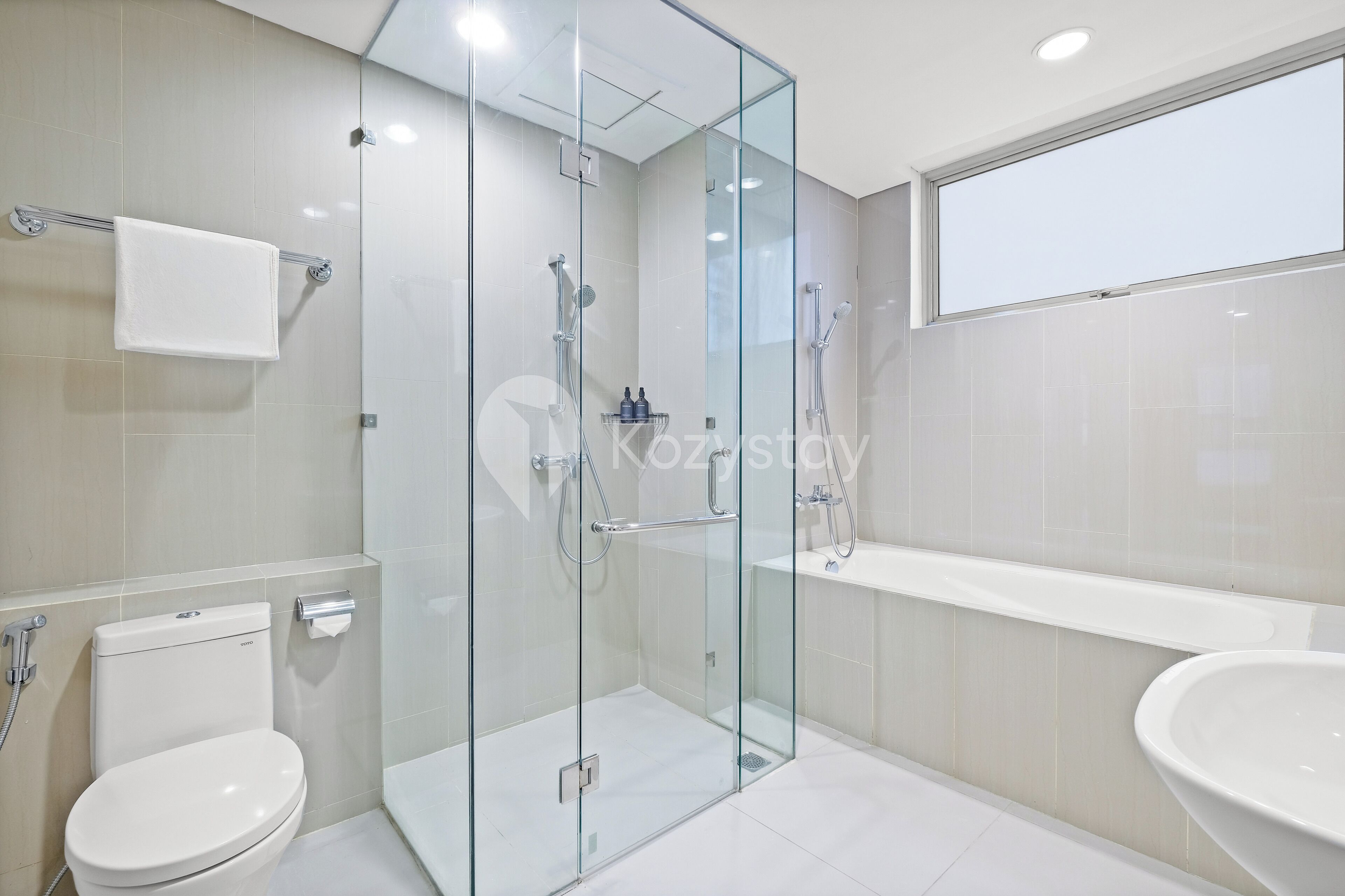 Apartment, 3 Bedrooms, City View | Bathroom | Separate bathtub and shower, free toiletries, hair dryer, bidet