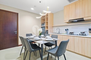 Apartment, 3 Bedrooms, City View | Ruang makan