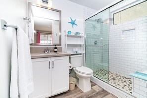 Shower, hair dryer, towels, soap - Oceanview Rooftop - 1 Block to Beach, Luxe 3BR (Oceanside)