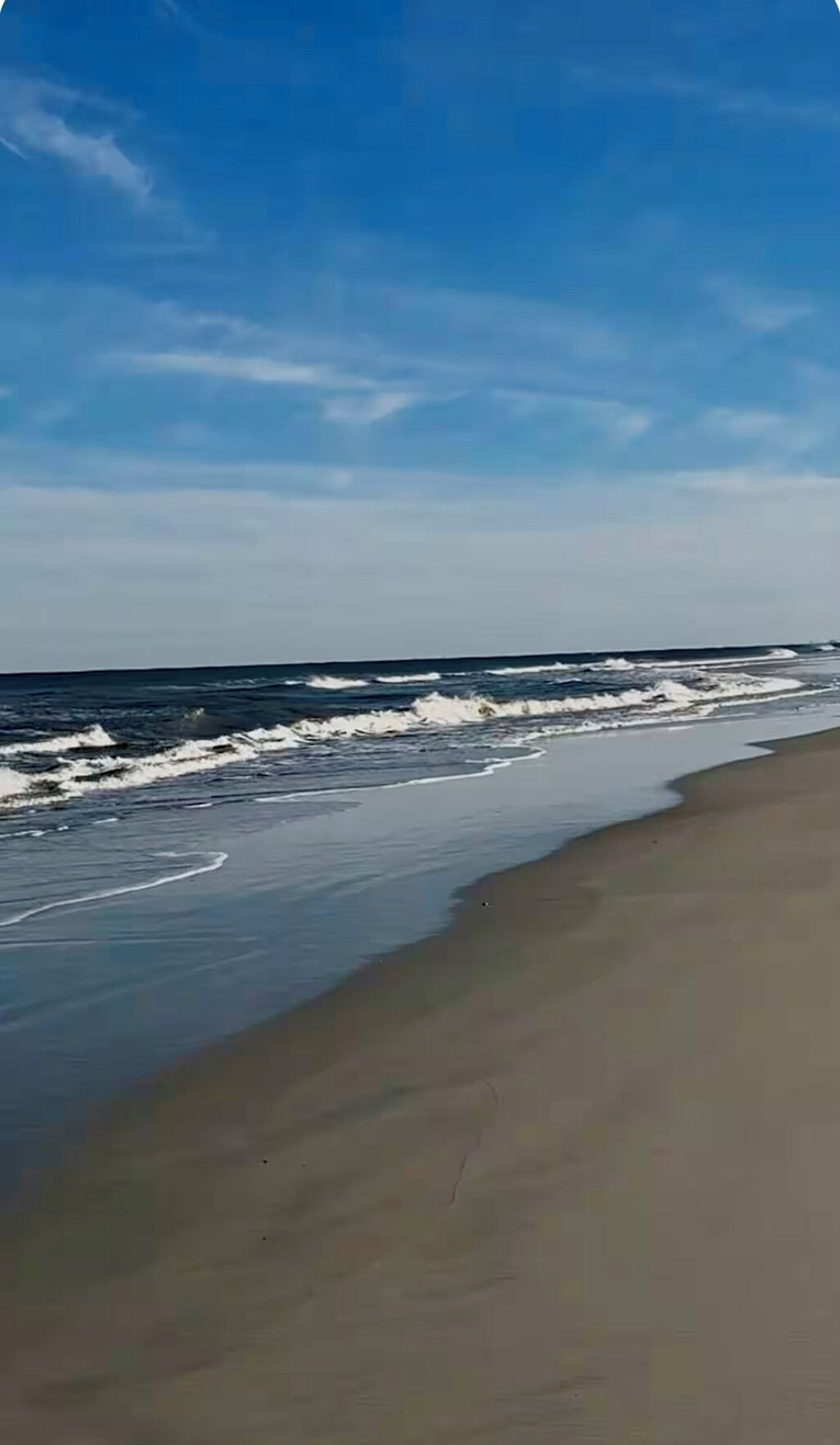 Perto da praia, espreguiçadeiras, toalhas de praia 