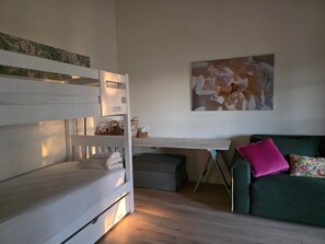 5 bedrooms, iron/ironing board, WiFi, bed sheets