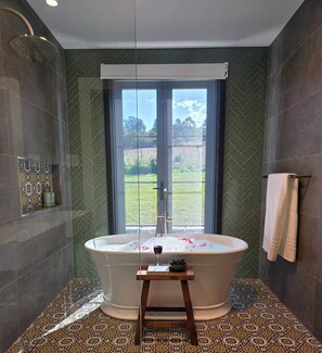 Douche, sèche-cheveux, serviettes fournies, savon