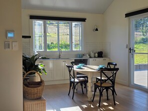 Dining - Unwind at the new and beautiful Blue Wren Hill 5 minutes from Gloucester (Gloucester)