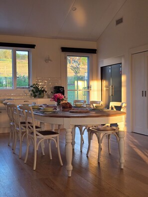 Dining - Unwind at the new and beautiful Blue Wren Hill 5 minutes from Gloucester (Gloucester)