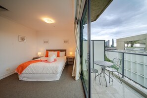 1 bedroom, iron/ironing board, free WiFi, bed sheets - Harbour Bridge Views & Luxury Living – Pool, Gym & Parking (Milsons Point)