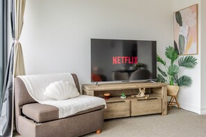 Smart TV - Harbour Bridge Views & Luxury Living – Pool, Gym & Parking (Milsons Point)