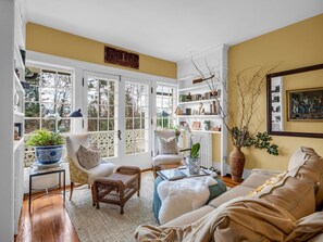 スマートテレビ、暖炉、書庫