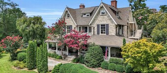 Killarney Estate | Landmark Walkable to Main Street, Perfect for Families & Groups |  Sleeps 14