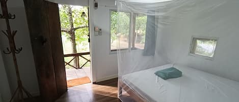 Työpöytä, kannettavalle tietokoneelle sopiva työtila, ilmainen Wi-Fi