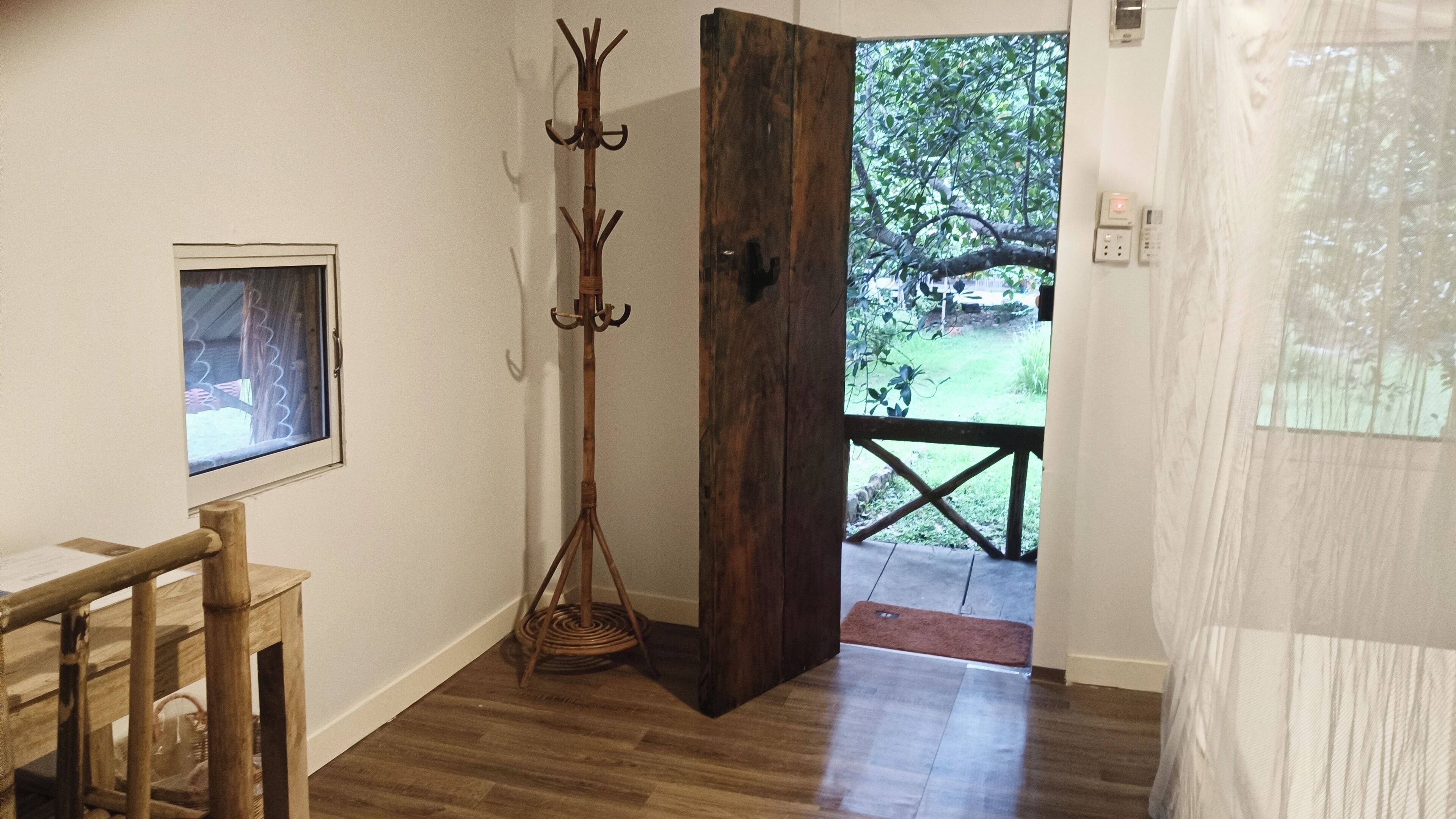 Schreibtisch, laptopgeeigneter Arbeitsplatz, kostenloses WLAN