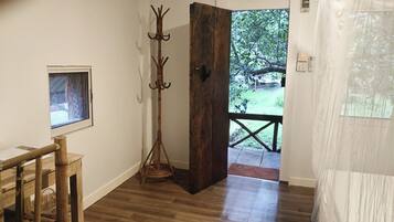 Schreibtisch, laptopgeeigneter Arbeitsplatz, kostenloses WLAN