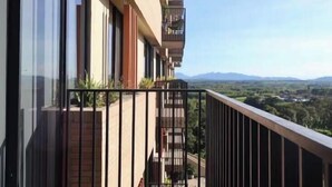 Un bâtiment moderne doté d’un balcon donnant sur un paysage pittoresque.