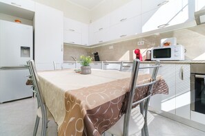Frigorífico, horno, placa de cocina y cafetera o tetera
