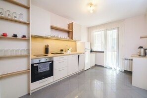 Fridge, microwave, oven, stovetop - 2-Bedroom Apartment in the City Center (Plovdiv)
