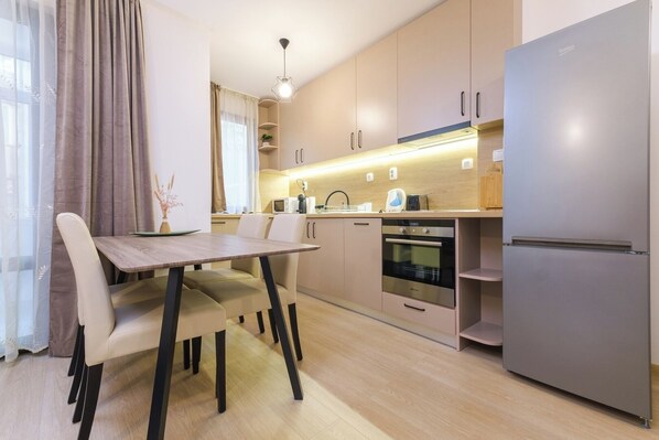 Fridge, microwave, oven, stovetop