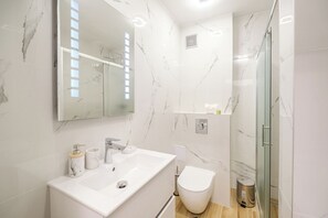 Secador de pelo, toallas, papel higiénico