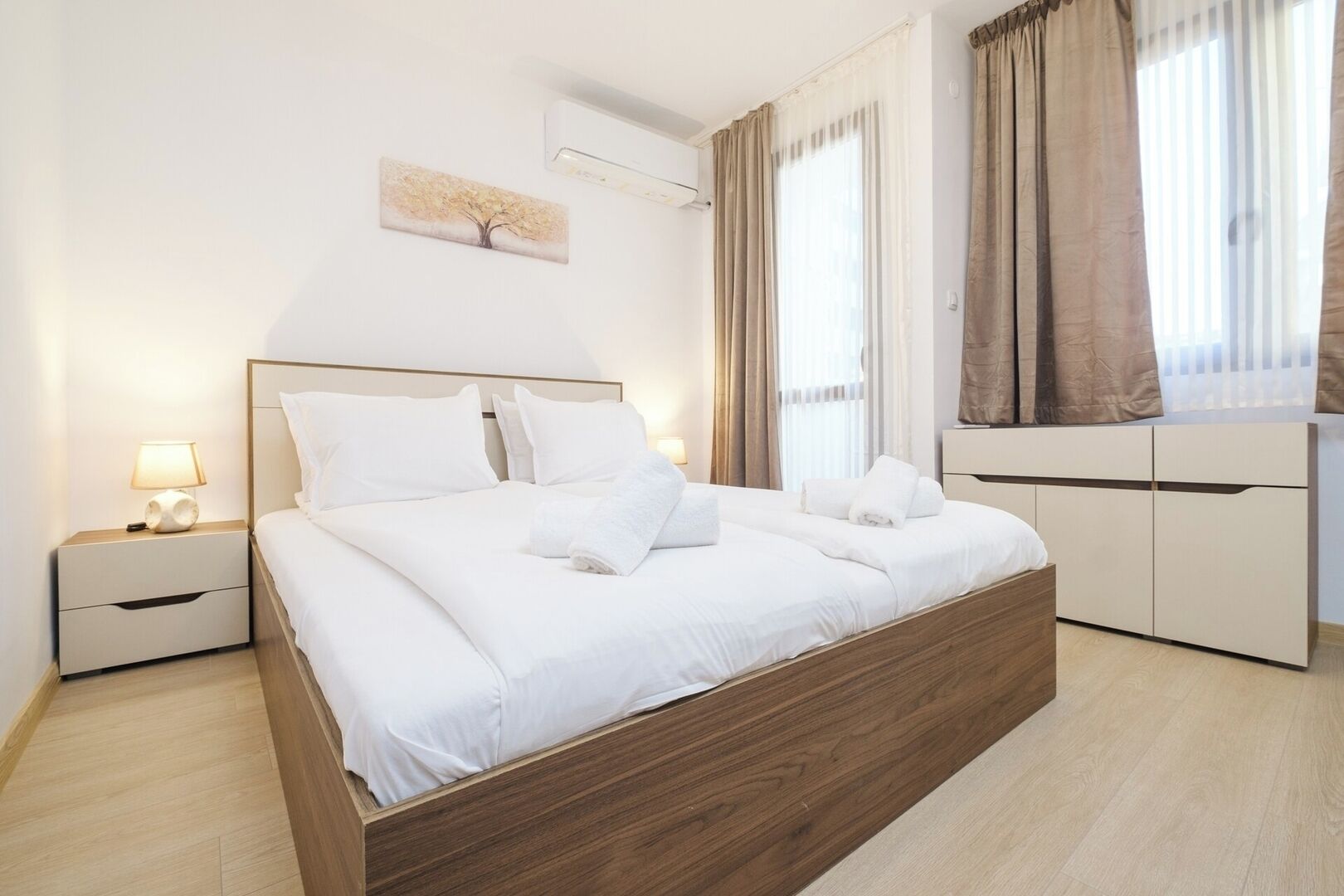 Tabla de planchar con plancha, cuna de viaje, wifi y ropa de cama 