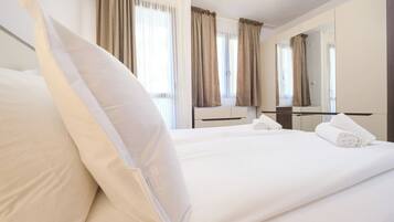 Tabla de planchar con plancha, cuna de viaje, wifi y ropa de cama