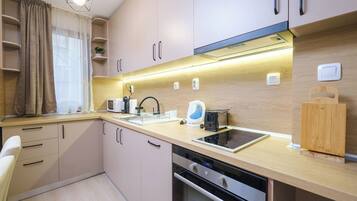 Frigorífic, microones, forn i placa de cuina