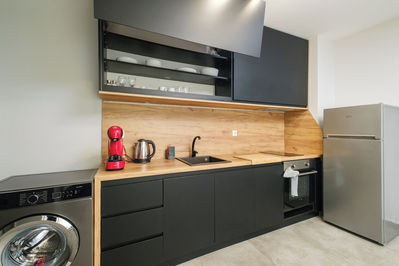 Refrigerador, parrilla de estufa y cafetera y tetera 