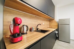 Réfrigérateur, plaque de cuisson, cafetière/bouilloire