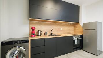 Kühlschrank, Herdplatte, Wasserkocher mit Kaffee-/Teezubehör