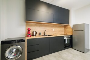 Kühlschrank, Herdplatte, Wasserkocher mit Kaffee-/Teezubehör