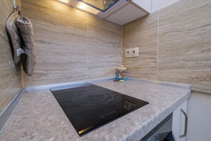 Køleskab, mikrobølgeovn, ovn, kogeplade