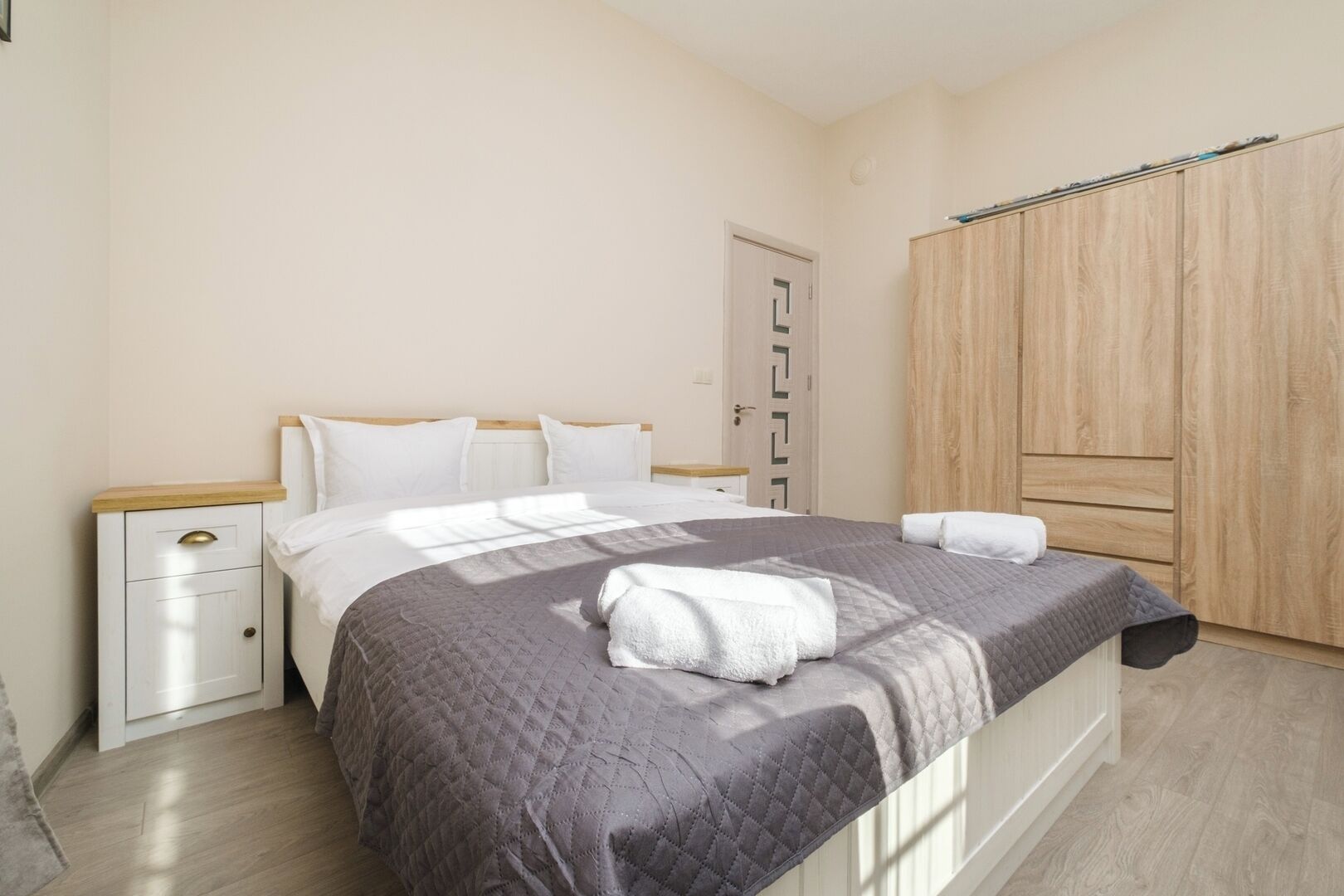 1 dormitorio, escritorio, tabla de planchar con plancha y cuna de viaje