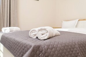 Escritorio, tabla de planchar con plancha, cuna de viaje y wifi