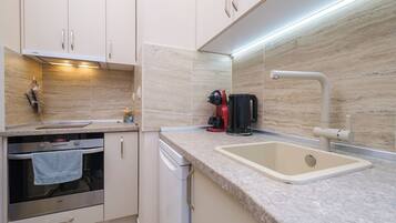 Køleskab, mikrobølgeovn, ovn, kogeplade