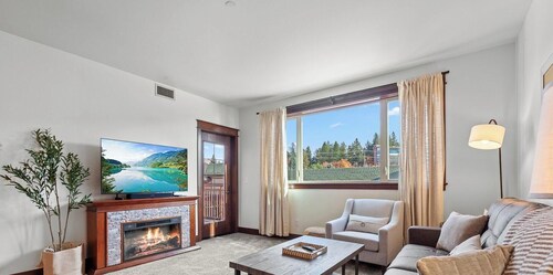 Stylish Minimalist Condo in Riverstone — Dining & Shops at Your Doorstep