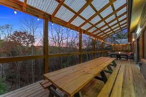 Outdoor dining - Helen Escape|Theater+HotTub|Game Cave (Helen)