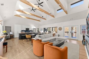Smart TV, chimenea y libros 